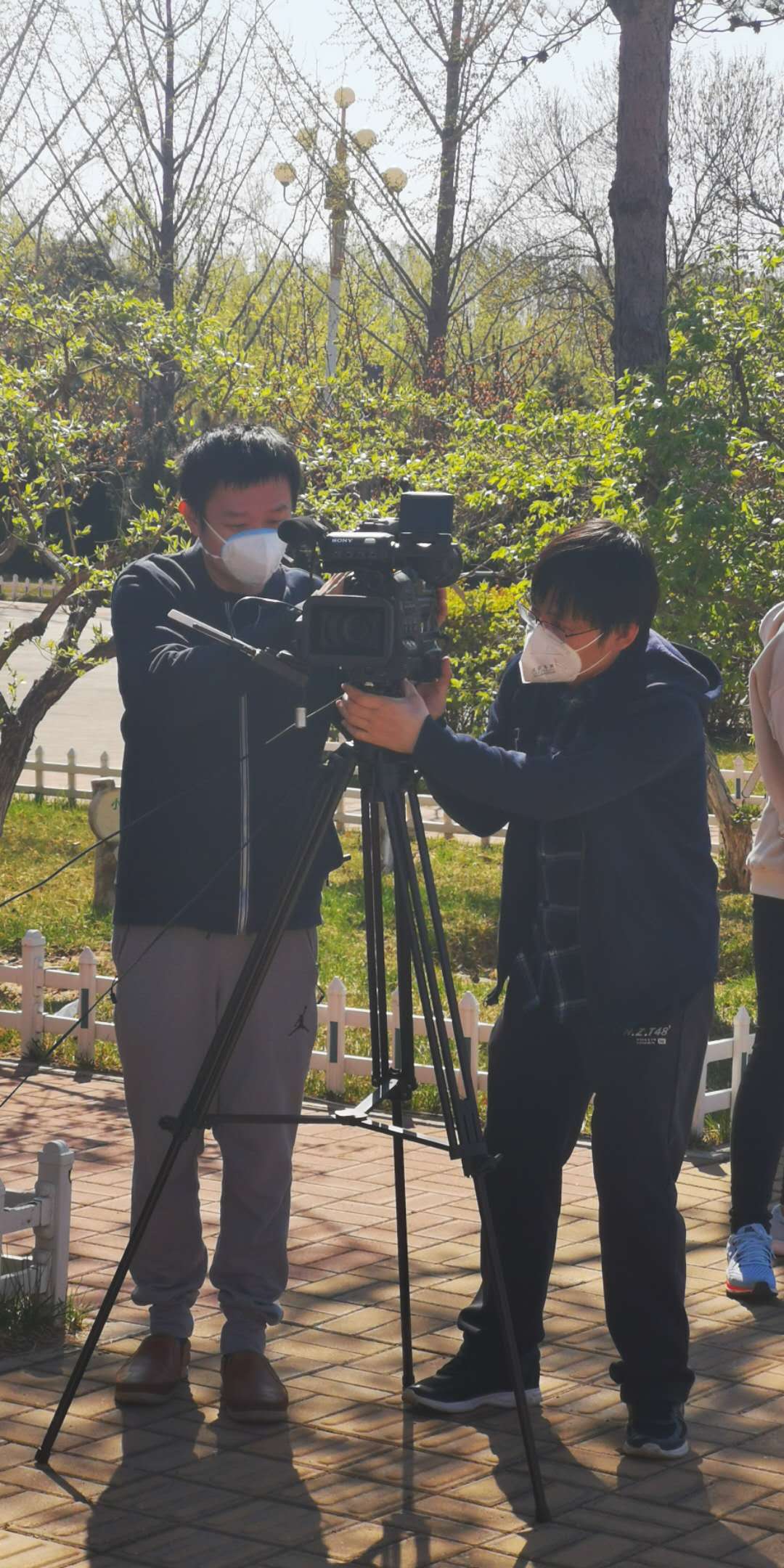網絡中心工作人員正在調試機位.jpg