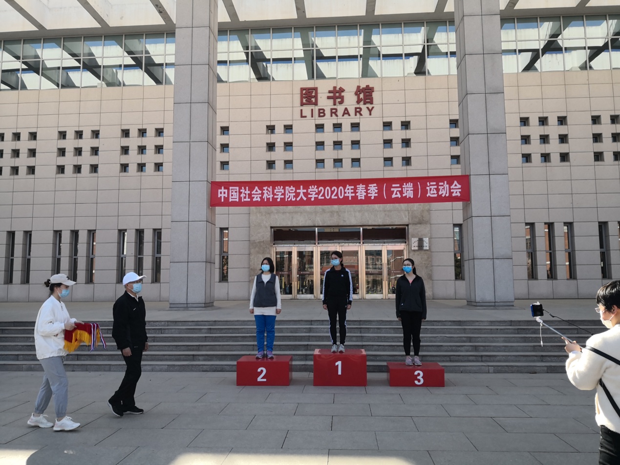 校領導王新清為開幕式當天線下項目獲獎運動員頒獎.jpg