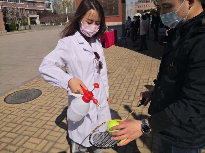 醫務室工作人員為比賽器材一用一消毒.jpg